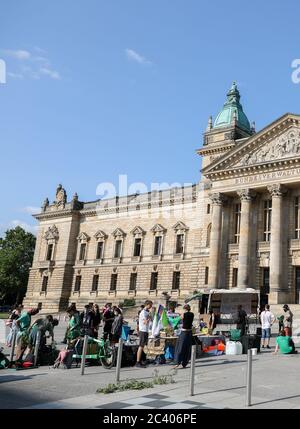 Lipsia, Germania. 23 Giugno 2020. Gli ambientalisti protestano dinanzi al Tribunale amministrativo federale contro la costruzione di Autobahn 49, e la corte sta sentendo diverse cause contro i progetti per una sezione dell'Autobahn in Hesse centrale lo stesso giorno. I vestiti sono stati depositati dalla Federazione per l'ambiente e la conservazione della natura Germania (BUND) in Assia così come parecchi individui privati. Credit: Jan Woitas/dpa-Zentralbild/dpa/Alamy Live News Foto Stock