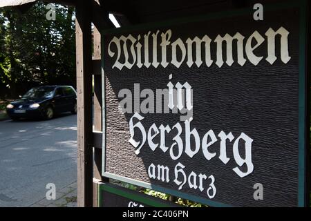 Herzberg, Germania. 23 Giugno 2020. "Benvenuti a Herzberg am Harz" è scritto su un cartello di legno all'ingresso di Herzberg. Nel corso del divieto a livello nazionale sull'associazione estremista di destra Nordadler, si è verificato anche un raid a Herzberg am Harz, nella bassa Sassonia meridionale. Credit: Swen Pförtner/dpa/Alamy Live News Foto Stock