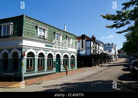 Vista su High Street con la Casa pubblica White Bear sulla sinistra, G Collins & Sons gioielleria negozio dietro, Royal Tunbridge Wells, Kent, Inghilterra Foto Stock