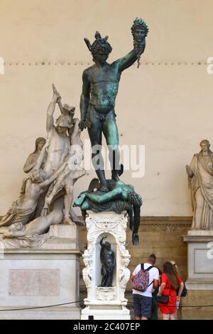 Perseo con la testa di Medusa, statua bronzea di Benvenuto Cellini, Piazza della Signoria, Firenze, Italia Foto Stock