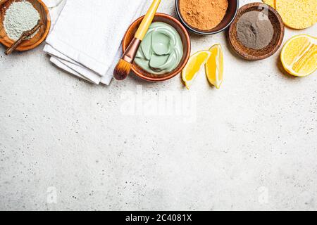 Diversi tipi di argilla secca in una ciotola di legno per la preparazione di maschere facciali. Concetto di cura della pelle. Foto Stock