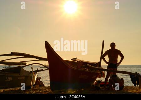 Boracay, Filippine - 23 gennaio 2020: Tramonto sull'isola di Boracay. Vela e altre barche tradizionali con turisti sul mare sullo sfondo di Foto Stock