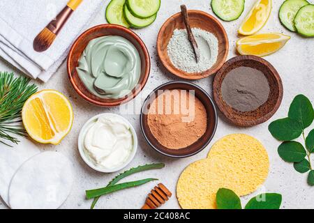 Diversi tipi di argilla secca in una ciotola di legno per la preparazione di maschere facciali. Concetto di cura della pelle. Foto Stock