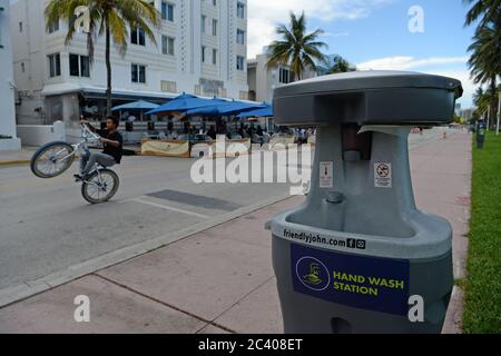 Miami Beach, Florida, Stati Uniti. 22 Giugno 2020. Una visione generale di Miami Beach come Miami Mayor Francis Suarez annuncia il mandato di maschera a livello di città a causa dell'aumento di Covid-19 casi durante la pandemia di Coronavirus COVID-19 il 22 giugno 2020 a Miami Beach, Florida. Credit: Mpi04/Media Punch/Alamy Live News Foto Stock