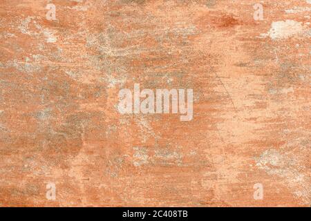 Vecchio muro di strada antico con polvere e grunge graffiato texture con macchie di vernice, crepe, striature su sfondo grigio-arancio stucco parete. Reso alto Foto Stock