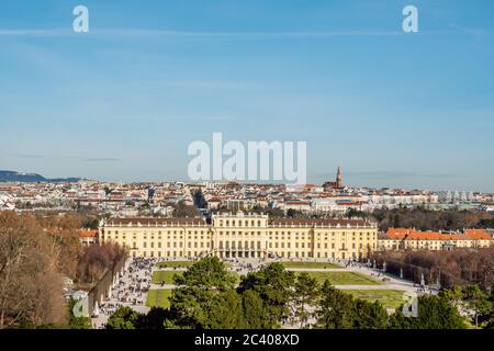 Panorama di Vienna e Palazzo di Schonbrunn (Schloss Schoenbrunn) vista da Gloriette in giornata di sole. Il Palazzo di Schonbrunn è patrimonio dell'umanità dell'UNESCO. Foto Stock