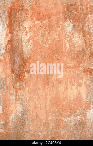 Vecchio muro di strada antico con polvere e grunge graffiato texture con macchie di vernice, crepe, striature su sfondo grigio-arancio stucco parete. Reso alto Foto Stock