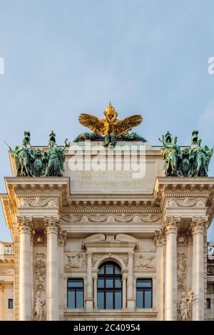 Aquila a testa doppia con corona imperiale sulla sporgenza del nuovo Castello (Neue Burg). Tetto sopra l'entrata principale - concetto di cultura architettura di viaggio Foto Stock