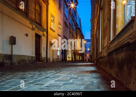 Domgasse Street, Vienna di notte. Strette strade acciottolate. Wolfgang Amadeus Mozart visse qui, residenza di Mozart, Vienna, Austria. Foto Stock