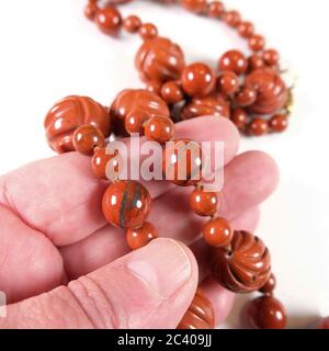 Closeup di una collana fatta a mano con pietre semi-preziose Foto Stock