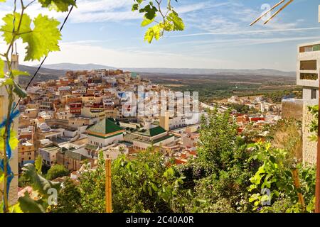 Vista panoramica della città Santa di Moulay Idris con Zaouia Moulay Idriss II moschea, Marocco 2018 Foto Stock