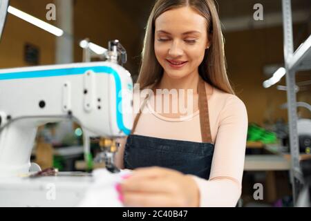 Ritratto di marinai che lavorano con la macchina da cucire Foto Stock