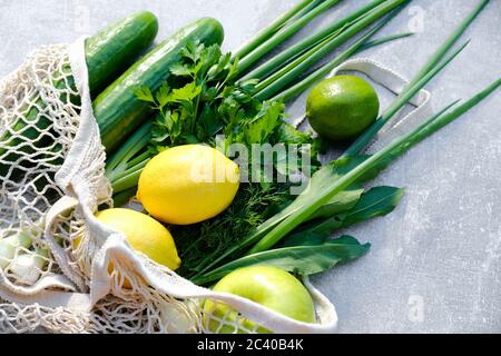 Borsa della spesa ecologica con verdure fresche e frutta su un tavolo di pietra. Concetto di stile di vita sostenibile, senza sprechi. Cibo biologico sano. Foto Stock