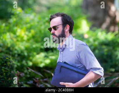 Londra, Regno Unito. 23 Giugno 2020. Isaac Levido, stratega politica australiana, arriva a Downing Street. È stato a capo della campagna di successo del British Conservative Party nel 2019 Credit: Tommy London/Alamy Live News Foto Stock