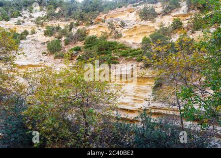 Montagne di avakas gola in autunno. Escursioni nella gola. Il concetto di viaggio e turismo. Foto Stock