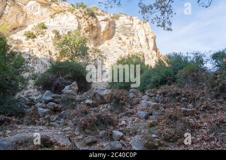 Montagne di avakas gola in autunno. Escursioni nella gola. Il concetto di viaggio e turismo. Foto Stock