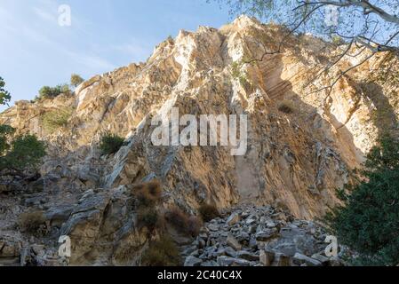 Montagne di avakas gola in autunno. Escursioni nella gola. Il concetto di viaggio e turismo. Foto Stock