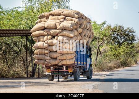 Carico di camion indiano sovraccarico vicino a udaipur, India. Foto Stock