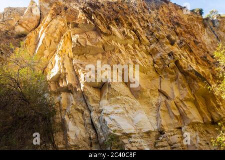 Montagne di avakas gola in autunno. Escursioni nella gola. Il concetto di viaggio e turismo. Foto Stock