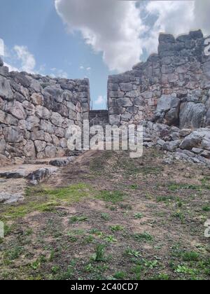 L'antica città greca di Tiryns, ad Argolis nel Peloponneso. Un sito archeologico miceneo. Un antico forte collinare. Pareti massicce conducono ad un cancello. Foto Stock