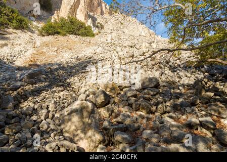 Montagne di avakas gola in autunno. Escursioni nella gola. Il concetto di viaggio e turismo. Foto Stock