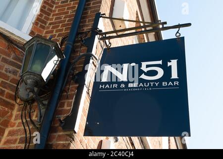 Beaconsfield, Buckinghamshire, Regno Unito. 12 maggio 2020. No 51 Hair & Beauty Bar a Beaconsfield, Buckinghamshire rimane temporaneamente chiuso durante il Coronavirus Covid-19 Pandemic lockdown. Credit: Mc Lean/Alamy Foto Stock