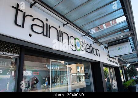 Beaconsfield, Buckinghamshire, Regno Unito. 12 maggio 2020. La stazione di addestramento a Beaconsfield, Buckinghamshire rimane temporaneamente chiusa durante il Coronavirus Covid-19 Pandemic Lockdown. Le palestre dovrebbero essere una delle ultime strutture ad essere riaperte nel Regno Unito dopo il blocco. Credit: Mc Lean/Alamy Foto Stock