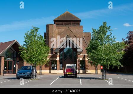 Beaconsfield, Buckinghamshire, Regno Unito. 12 maggio 2020. Chiesa di Santa Teresa a Beaconsfield, Buckinghamshire è temporaneamente chiusa durante il Coronavirus Covid-19 Pandemic Lockdown ed è live streaming masse. Il governo ha annunciato oggi che i luoghi di culto riapriranno entro il 4 luglio 2020. Credit: Mc Lean/Alamy Foto Stock