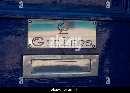 Beaconsfield, Buckinghamshire, Regno Unito. 12 maggio 2020. Geezers Barbers a Beaconsfield, Buckinghamshire rimane temporaneamente chiuso durante il Coronavirus Covid-19 Pandemic lockdown. Credit: Mc Lean/Alamy Foto Stock