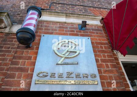 Beaconsfield, Buckinghamshire, Regno Unito. 12 maggio 2020. Geezers Barbers a Beaconsfield, Buckinghamshire rimane temporaneamente chiuso durante il Coronavirus Covid-19 Pandemic lockdown. Credit: Mc Lean/Alamy Foto Stock