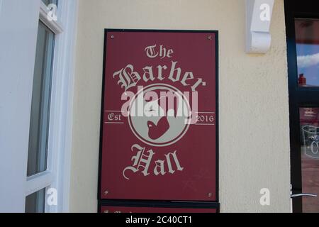 Beaconsfield, Buckinghamshire, Regno Unito. 12 maggio 2020. Il salone Barber Hall di Beaconsfield, Buckinghamshire, rimane temporaneamente chiuso durante il Coronavirus Covid-19 Pandemic Lockdown. Credit: Mc Lean/Alamy Foto Stock