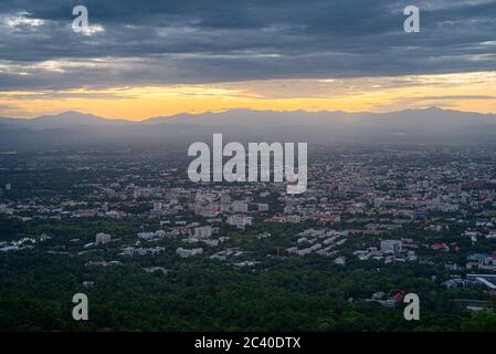 Vista della città di Chiang mai dal punto panoramico della montagna Doi Suthep all'alba Foto Stock