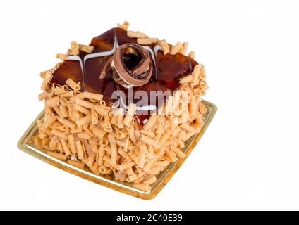 Deliziosa torta con caramello sulla parte superiore isolato Foto Stock