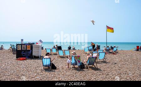 Brighton UK 23 giugno 2020 - oggi le folle si affollano alla spiaggia di Brighton mentre godono il sole caldo . Il tempo è previsto per ottenere ancora più caldo nei prossimi giorni con temperature previste per raggiungere oltre 30 gradi in parti del Sud-Est: Credit Simon Dack / Alamy Live News Foto Stock