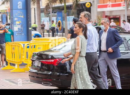 Las Palmas, Gran Canaria, Isole Canarie, Spagna. 23 Giugno 2020. Il Re e la Regina di Spagna, il Re Felipe VI e la Regina Letizia, visitano Las Palmas a Gran Canaria all'inizio di un tour a livello nazionale per onorare gli sforzi del popolo spagnolo durante la pandemia del Covid 19. Lo stato di allarme/blocco della Spagna si è concluso il 21 giugno.Alan Dawson/Alamy Live News. Foto Stock