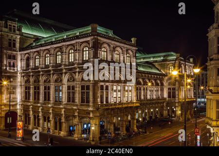 L'edificio illuminato dell'Opera di Stato di Vienna si trova proprio in Ringstrasse, nel centro di Vienna. È particolarmente attraente a ni Foto Stock