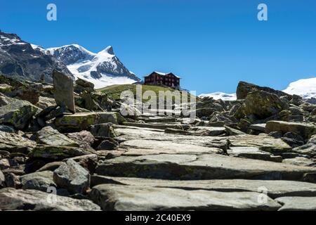 Das Berghaus Fluhalp mit dem markanten Adlerhorn, Links davon das Strahlhorn. Zermatt, Kanton Wallis. (nessun rilascio di proprietà) Foto Stock