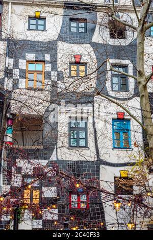 Museo Hundertwasser (Kunst Haus Wien). Il museo è stato costruito in modo tradizionale, ma decorato con mosaici a scacchiera smaltati sulla facciata Foto Stock