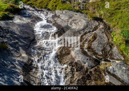 Ein namenloser Bach in der Nähe von Gadastatt oberhalb Vals, Valser tal, Graubünden. Zufluss zum Valser Rhein. Foto Stock