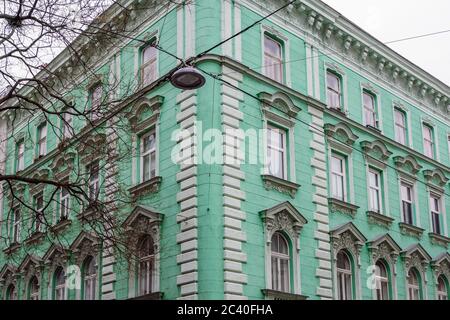 Edificio ad angolo rinnovato con decorazione della facciata a Vienna, Austria. Un edificio con architettura classica viennese. Foto Stock