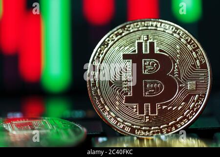 Bitcoins sullo sfondo di business grafici primo piano. Foto Stock
