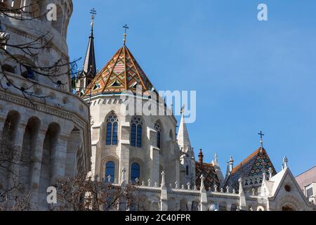 Dettaglio della parte posteriore della Chiesa Mátyás e il Bastione dei Pescatori, Várhegy, Budapest, Ungheria Foto Stock