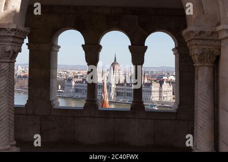 Edificio del Parlamento ungherese (Országház), visto dall'altra parte del Danubio dal Bastione dei pescatori, Budapest, Ungheria Foto Stock