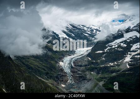 Vista aerea del ghiacciaio inferiore di Grindelwald visto dall'elicottero Foto Stock