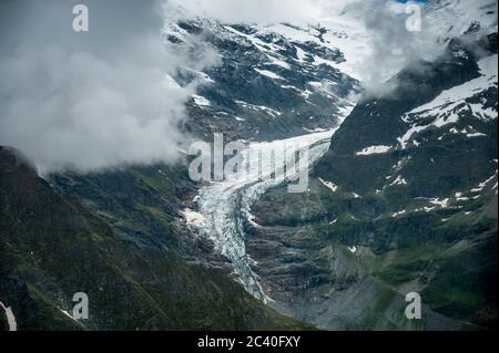 Vista aerea del ghiacciaio inferiore di Grindelwald visto dall'elicottero Foto Stock