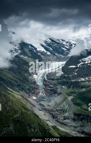 Vista aerea del ghiacciaio Grindelwald inferiore nelle Alpi bernesi visto dall'elicottero Foto Stock