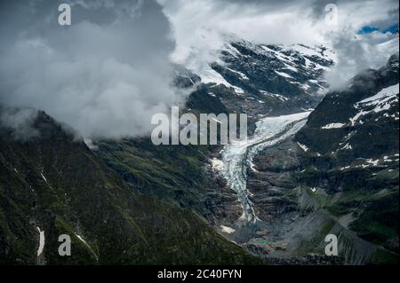 Vista aerea del ghiacciaio inferiore di Grindelwald visto dall'elicottero Foto Stock