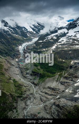 Vista aerea del ghiacciaio Grindelwald inferiore nelle Alpi bernesi visto dall'elicottero Foto Stock