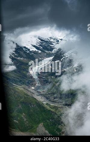 Vista aerea del ghiacciaio inferiore di Grindelwald tra le nuvole Foto Stock