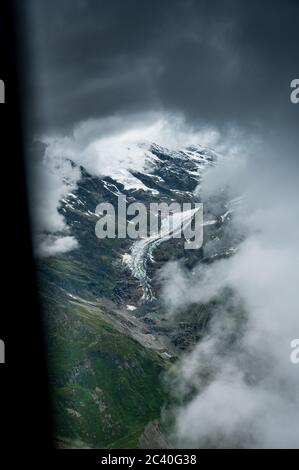 Vista aerea del ghiacciaio inferiore di Grindelwald tra le nuvole Foto Stock